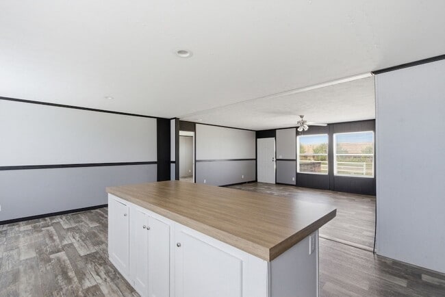 Building Photo - 303 Mesa Rdg