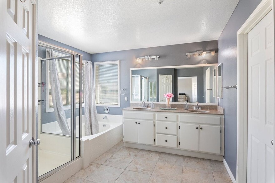 Building Photo - 15736 Home Ct