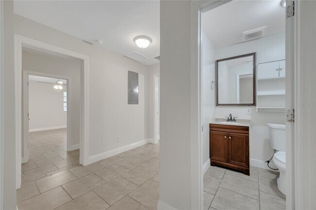 Building Photo - 1395 Meadowbrook St