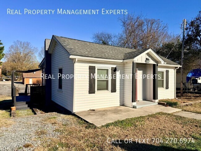 Building Photo - 903 Michigan St