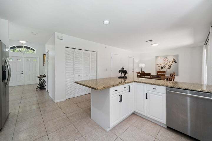 Building Photo - 1527 S Club Dr