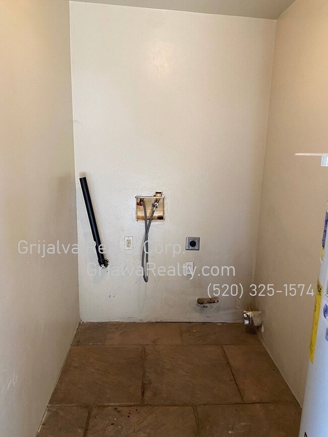 Building Photo - 2645 N Edith Blvd