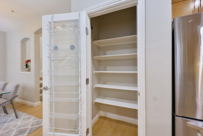 Building Photo - 492 Tyndall St