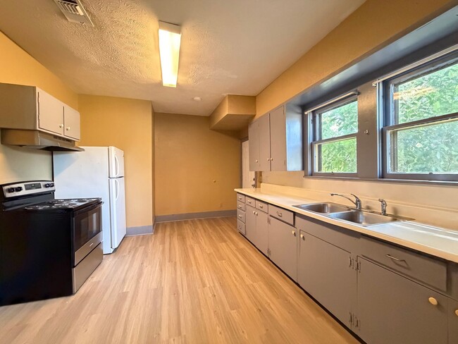 Building Photo - 4 bedroom 2 bath house