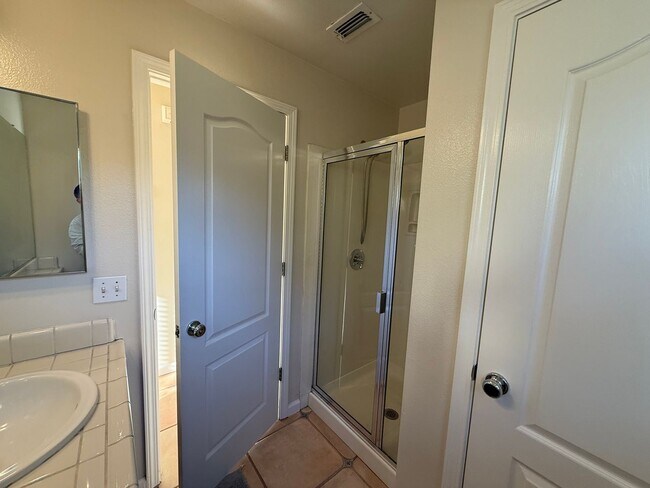 Building Photo - 5 bedrooms located in Redbridge Gated Community!