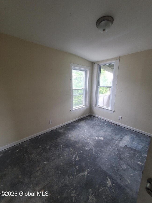 Building Photo - 57 1/2 Saratoga Ave