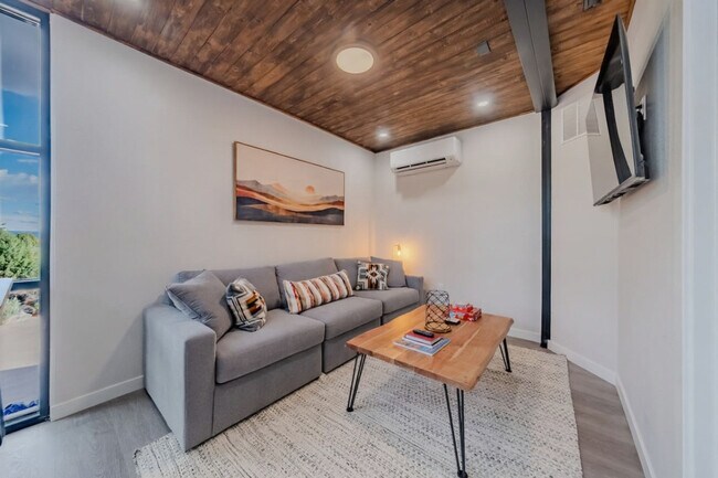 Building Photo - 736 W Rider Dr