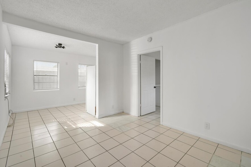 Building Photo - 1600 Center St