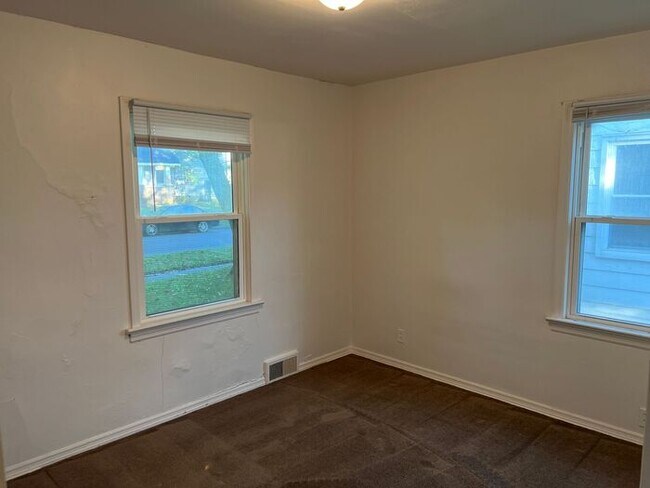 Building Photo - Affordable Two Bedroom Ranch