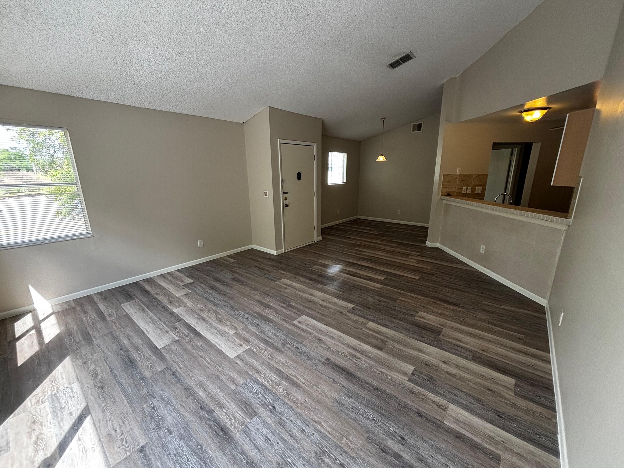 living4 - 2560 Woodgate Blvd