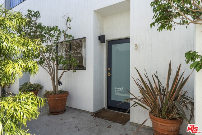 Building Photo - 2500 Abbot Kinney Blvd