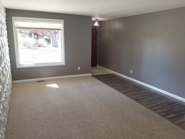 Building Photo - 510 S Phillippi St