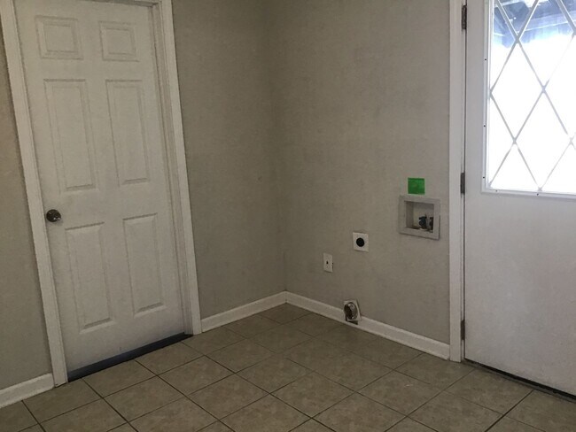 Building Photo - Single Family Home 3 beds 2 full bath Available Now!