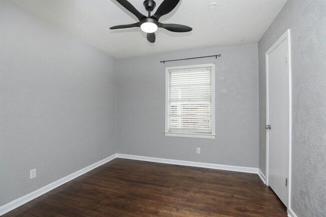 Building Photo - 3218 Cedarcrest Dr