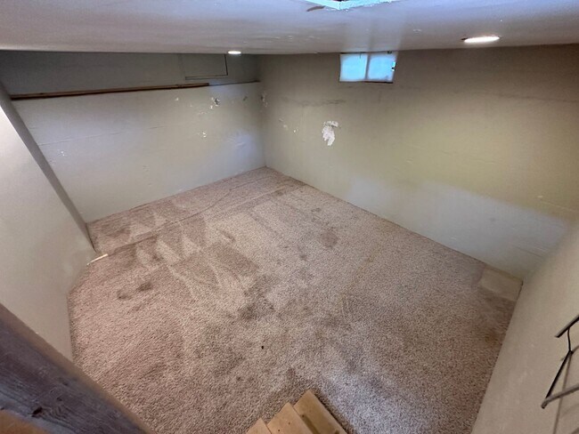 Building Photo - $1250 - 3 bed 1.5 bath - Single Family Hom...