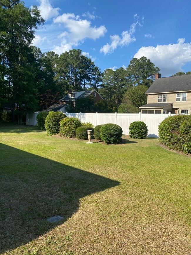 Building Photo - 3 Bedroom 3 Bath Brick Ranch