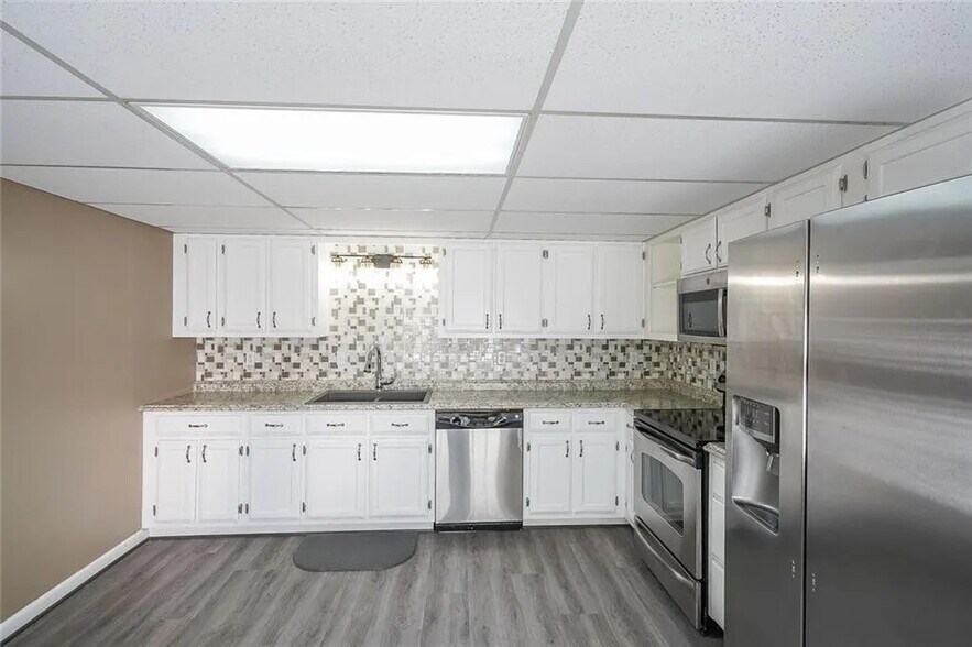 Building Photo - Room in Single Family Home on Azalea Dr