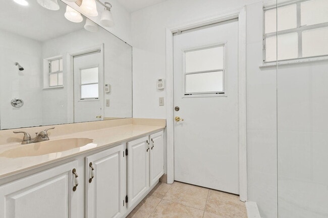 Building Photo - 1465 SE Westmoreland Blvd