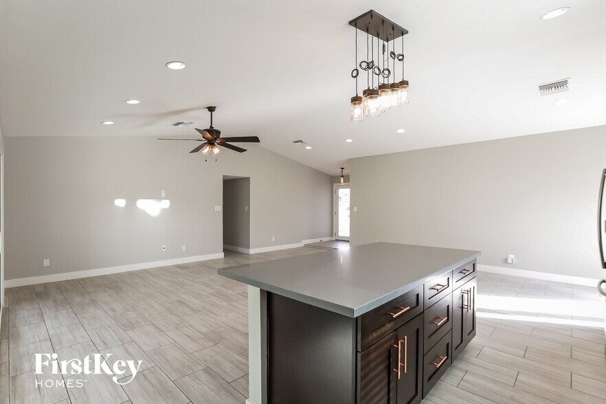 Building Photo - 1746 E Redfield Rd