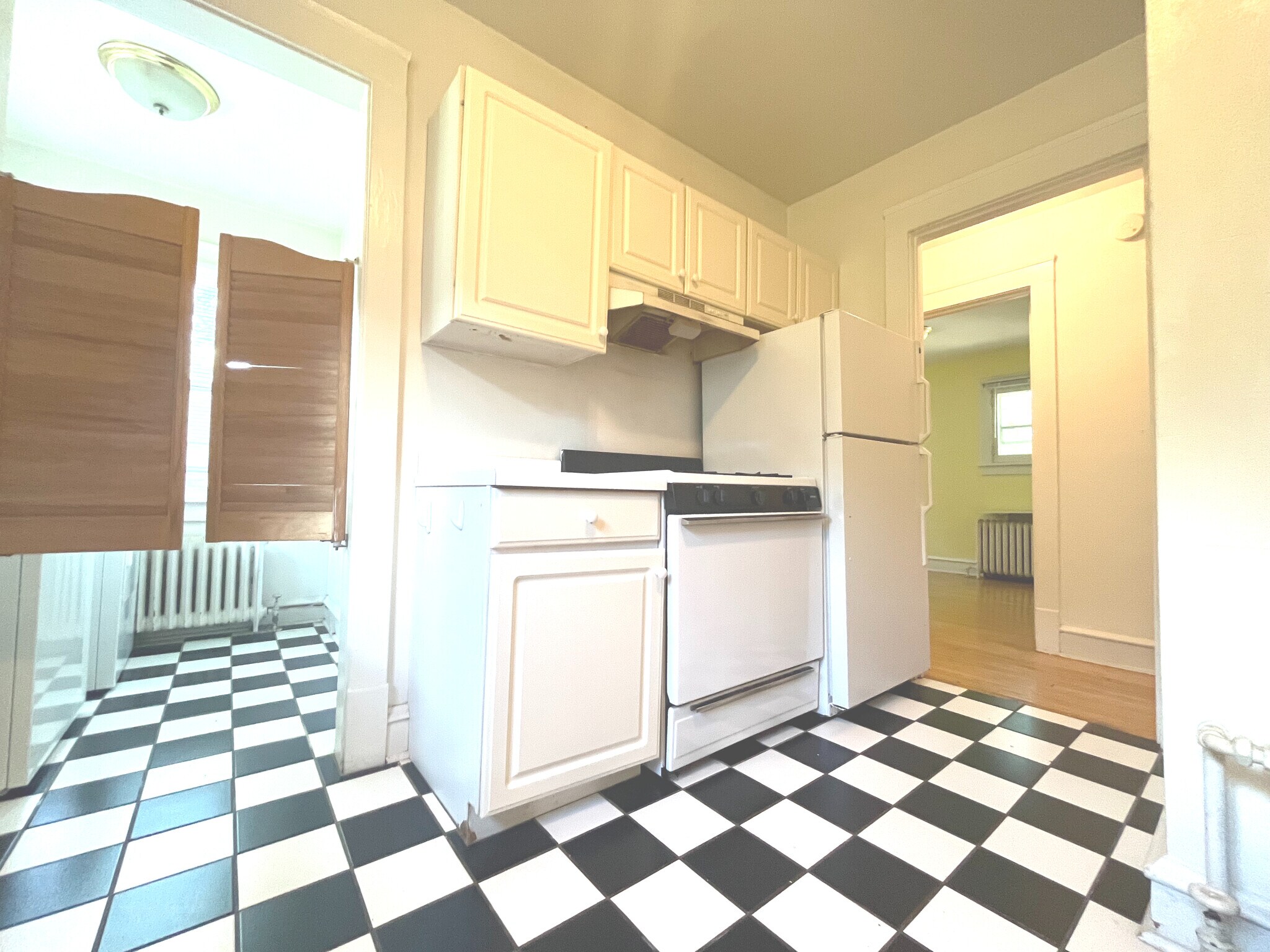 Building Photo - 2533 N Lake Dr