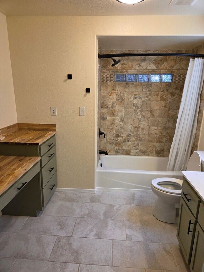 Building Photo - Move-In Ready! Bright & Airy 3-Bedroom Hom...