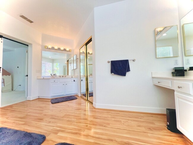 Building Photo - Gorgeous Serrano home in gated community c...