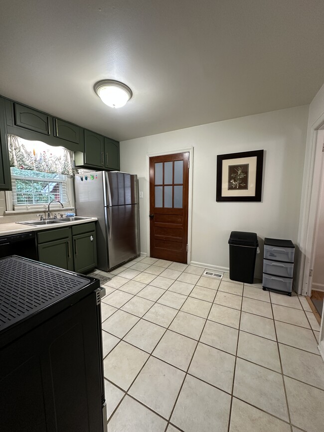 Building Photo - 2414 Fairmont Blvd