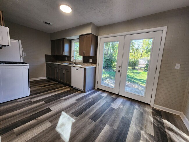 Building Photo - Spacious 3-Bedroom, 1-Bathroom Home AVAILA...