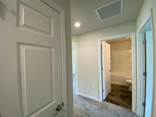 Building Photo - $700 off first month's rent! - Desirable Citrus Springs Neighborhood 3/2/2