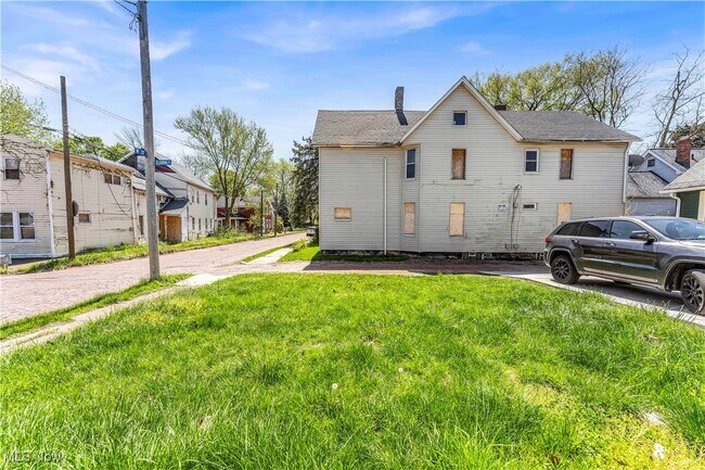 Building Photo - 3701 Chatham Ave