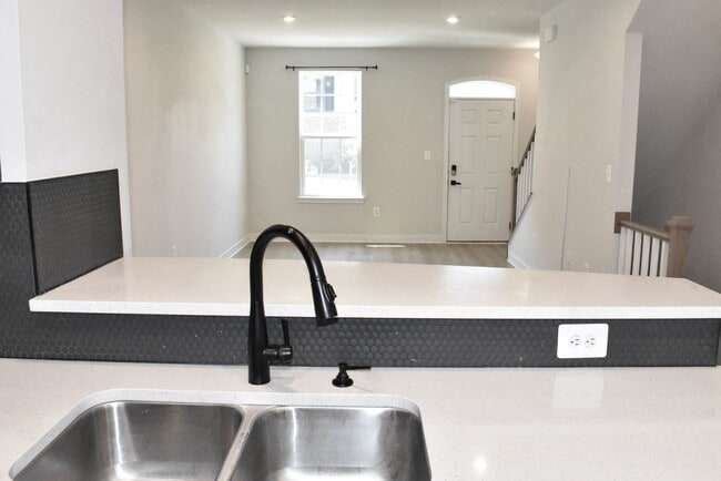 Building Photo - Fantastic Fredericksburg Townhome!