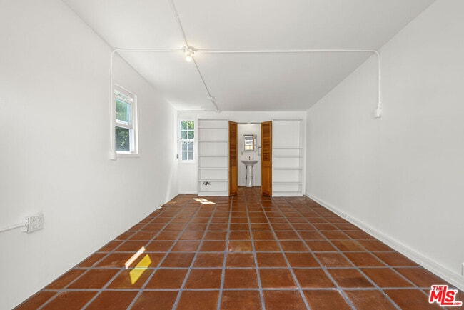 Building Photo - 2031 Glendon Ave