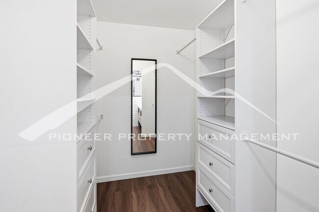 Building Photo - Spacious Townhouse with Washer/Dryer and Central AC