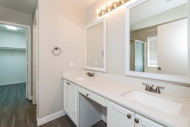 Building Photo - 995 River Walk Ct