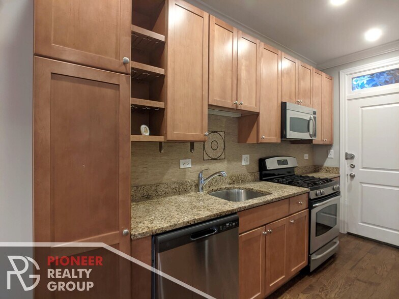 Building Photo - 736 W Addison St