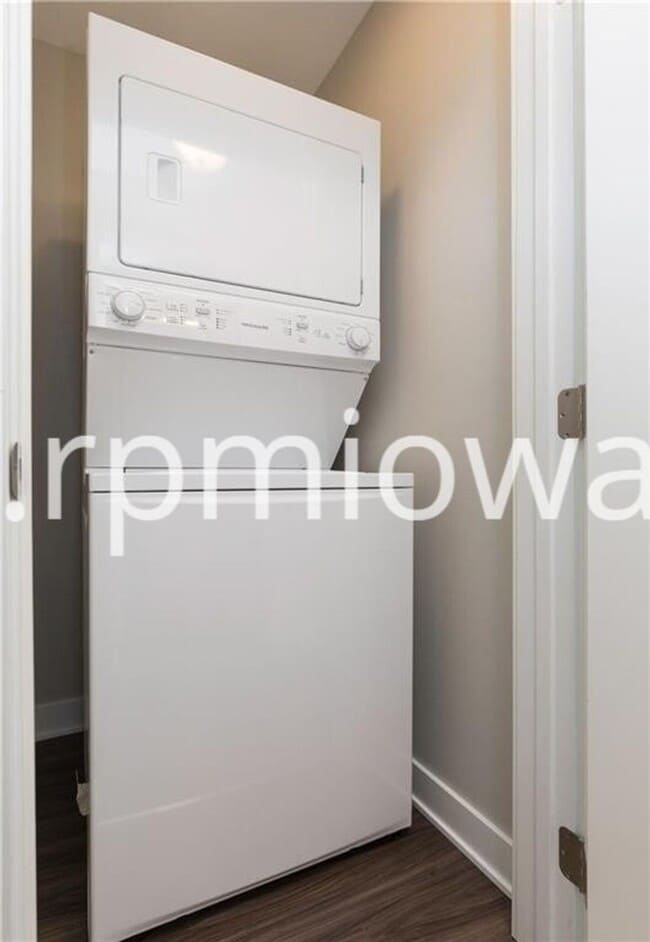 Building Photo - UPDATED!! 2 Bedroom, 2.5 Bath Townhome in Ankeny