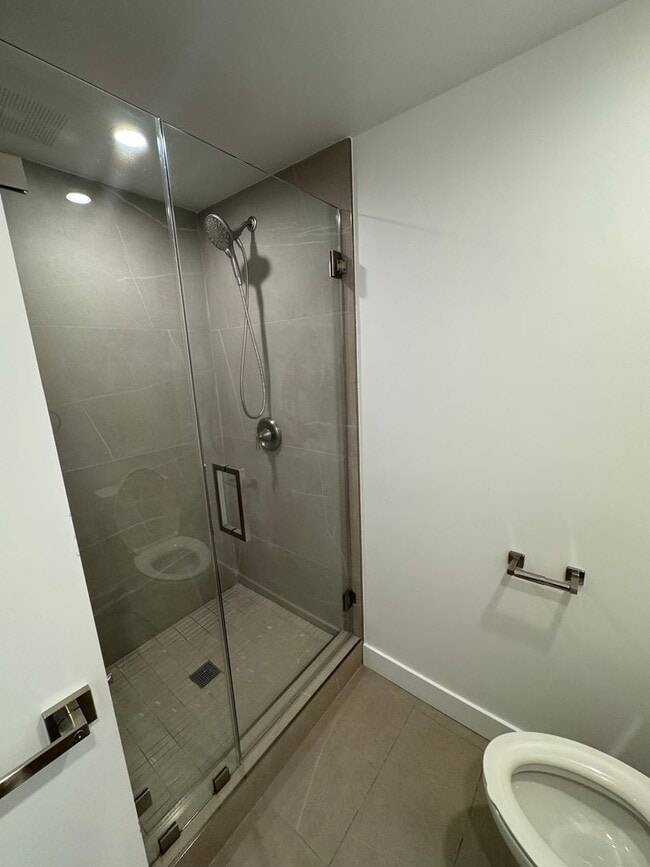 Building Photo - Spacious 1000 sq ft First-Floor Back ADU i...
