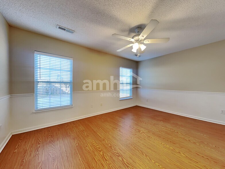 Building Photo - 5018 Thornton Dr