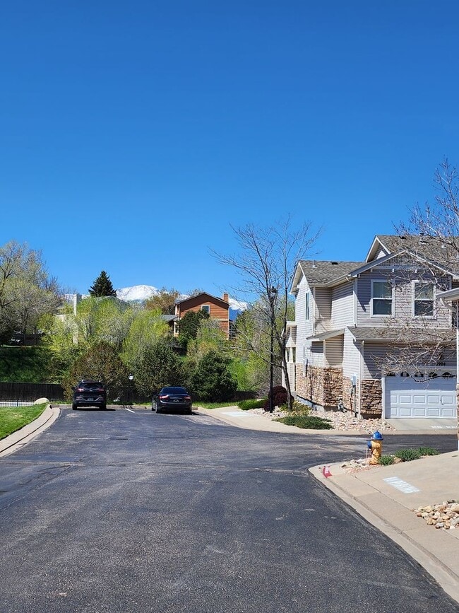 Building Photo - Beautiful Townhome