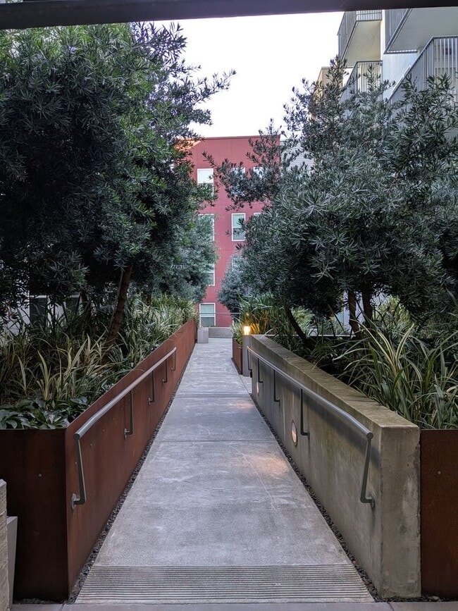 Building Photo - Studio Apartment Home on Top Floor with views of City Hall!