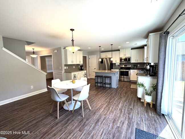 Building Photo - 425 Pebble Shore Dr