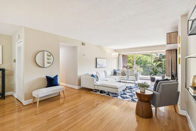 Building Photo - Incredible 2-Bedroom & 2-Bathroom in Pentagon City!