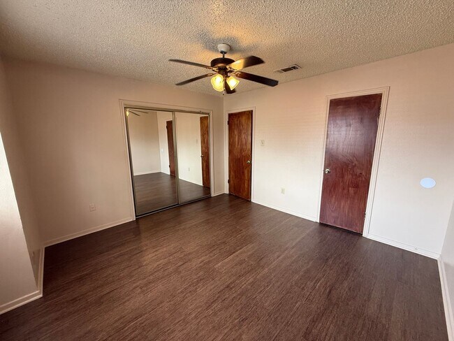 Building Photo - 8911-8913 GSRI Ave