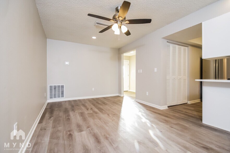 Building Photo - 3929 Oak Hammock Dr