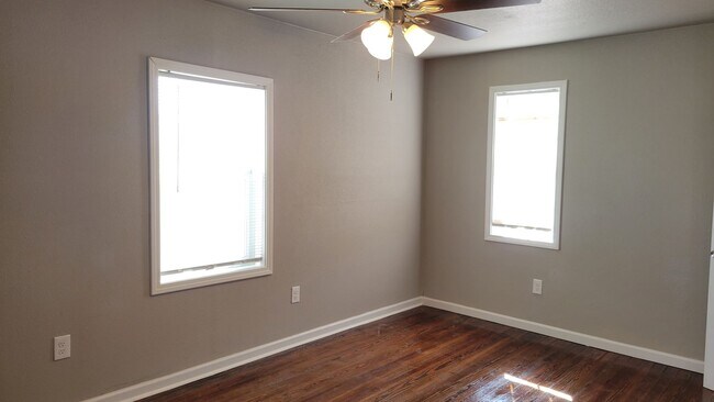 Building Photo - SLATON CHARMER! Totally Remodeled!! Availa...