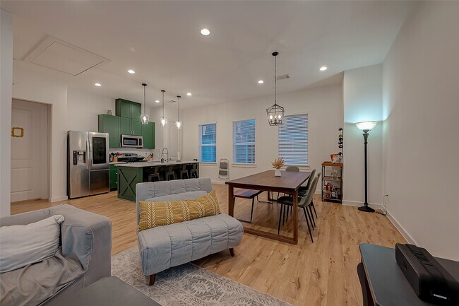 Building Photo - 8911 Knoll Villas St