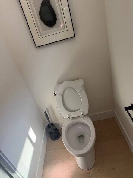 Powder room - 10448 3rd Ave SW