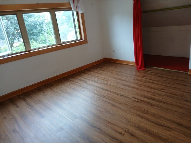 Building Photo - 220 E Smith St