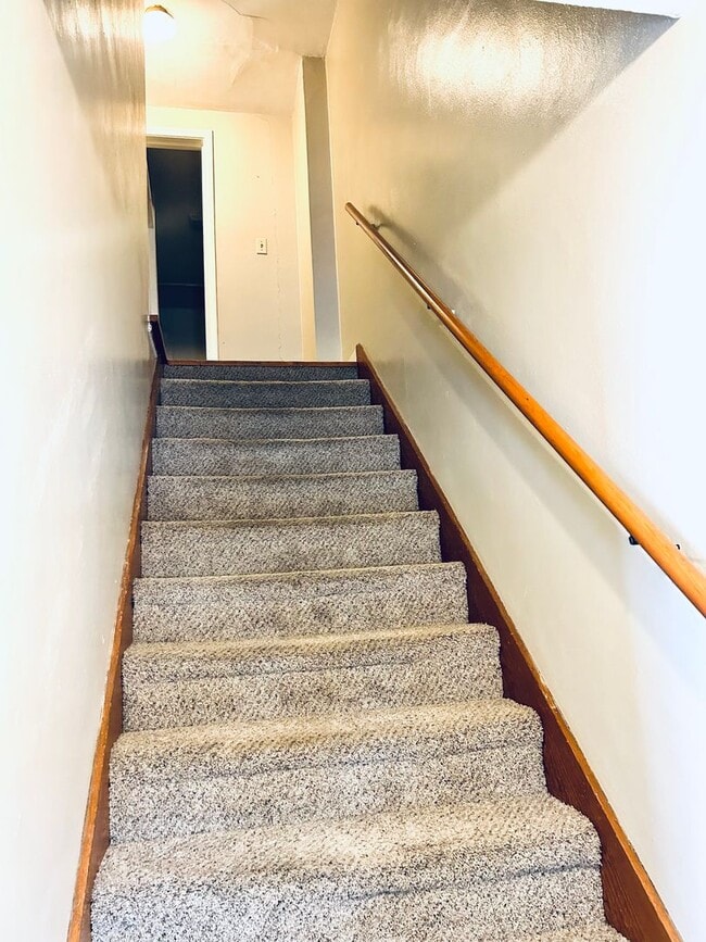 Building Photo - Spacious 2 Bedroom Home