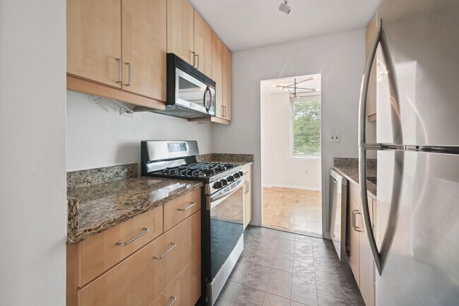 Building Photo - Walk to Georgetown! One Month Concession! Professionally Managed & Recently Renovated // 1 Bedroo...